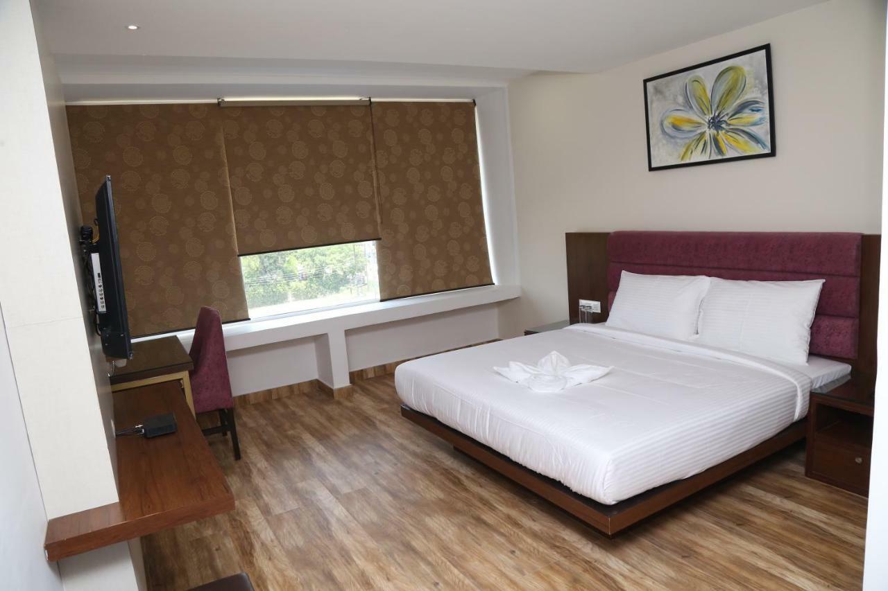 Hotel Ak Suites Patiāla Dış mekan fotoğraf